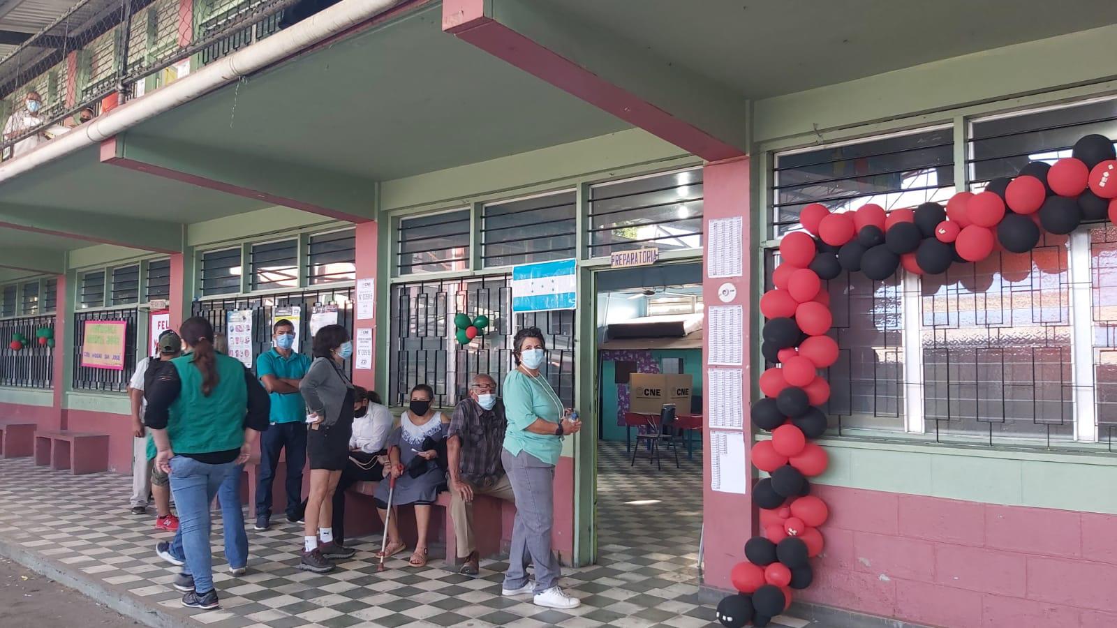 En completo orden comenzaron las votaciones en la escuela Castro López del barrio Medina de San Pedro Sula.