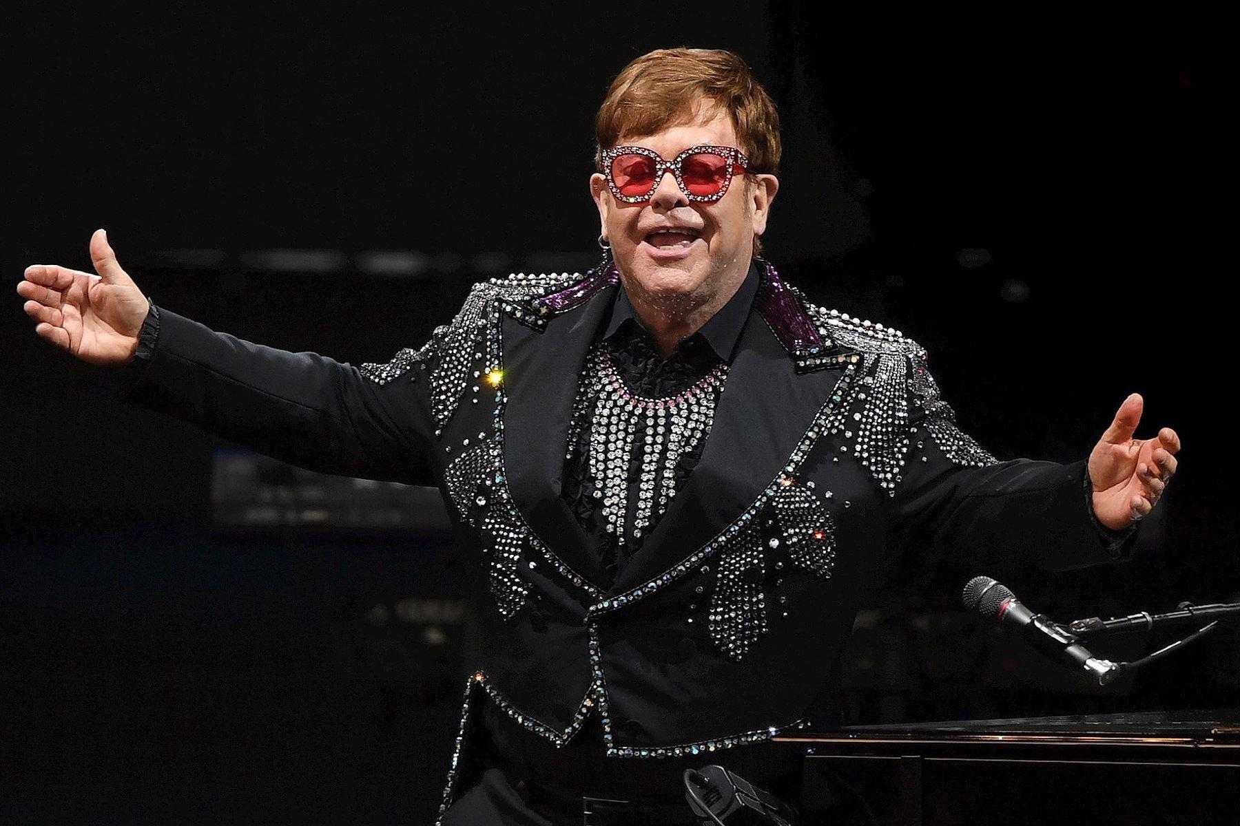 “Afortunadamente, Elton está completamente vacunado y reforzado, y sólo experimenta síntomas leves”, señalaron los representantes del artista.
