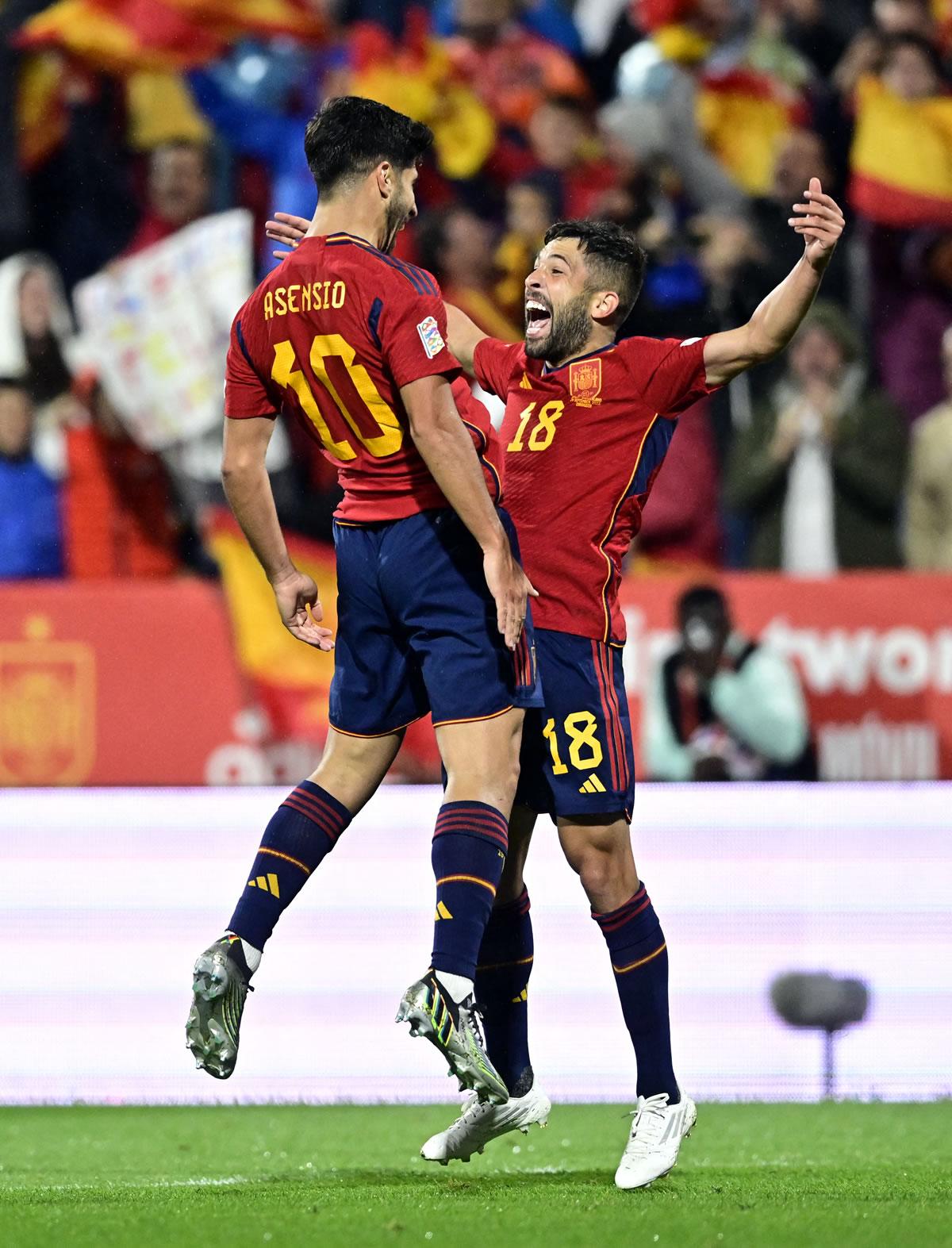 Marco Asensio asistió y Jordi Alba marcó el empate transitorio de España. Así lo festejaron.