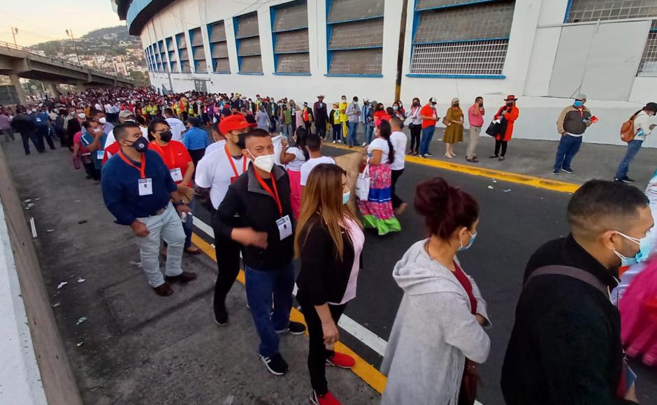 Momento en que hondureños hacían fila para poder entrar al estadio Nacional.