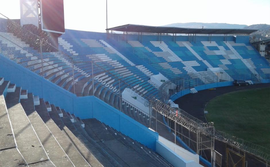 El color del estadio Nacional ahora es azul turquesa.