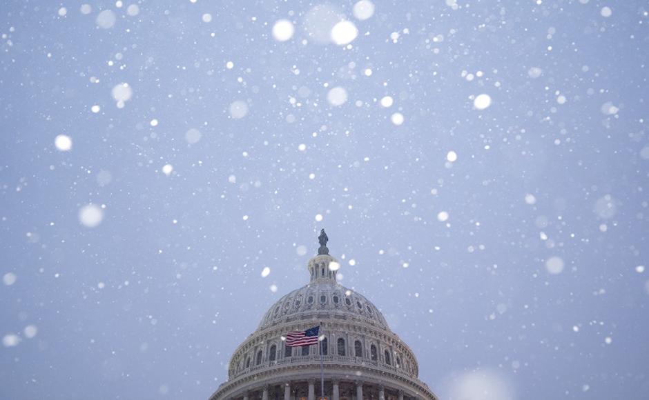 La cúpula del Capitolio de Estados Unidos durante una tormenta de nieve en Washington.