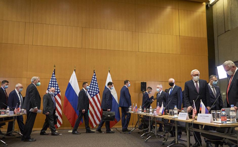 El viceministro de Relaciones Exteriores de Rusia, Sergei Ryabkov (derecha), y su delegación llegan para asistir a conversaciones de seguridad sobre las crecientes tensiones en Ucrania, en la Misión Permanente de Estados Unidos en Ginebra.