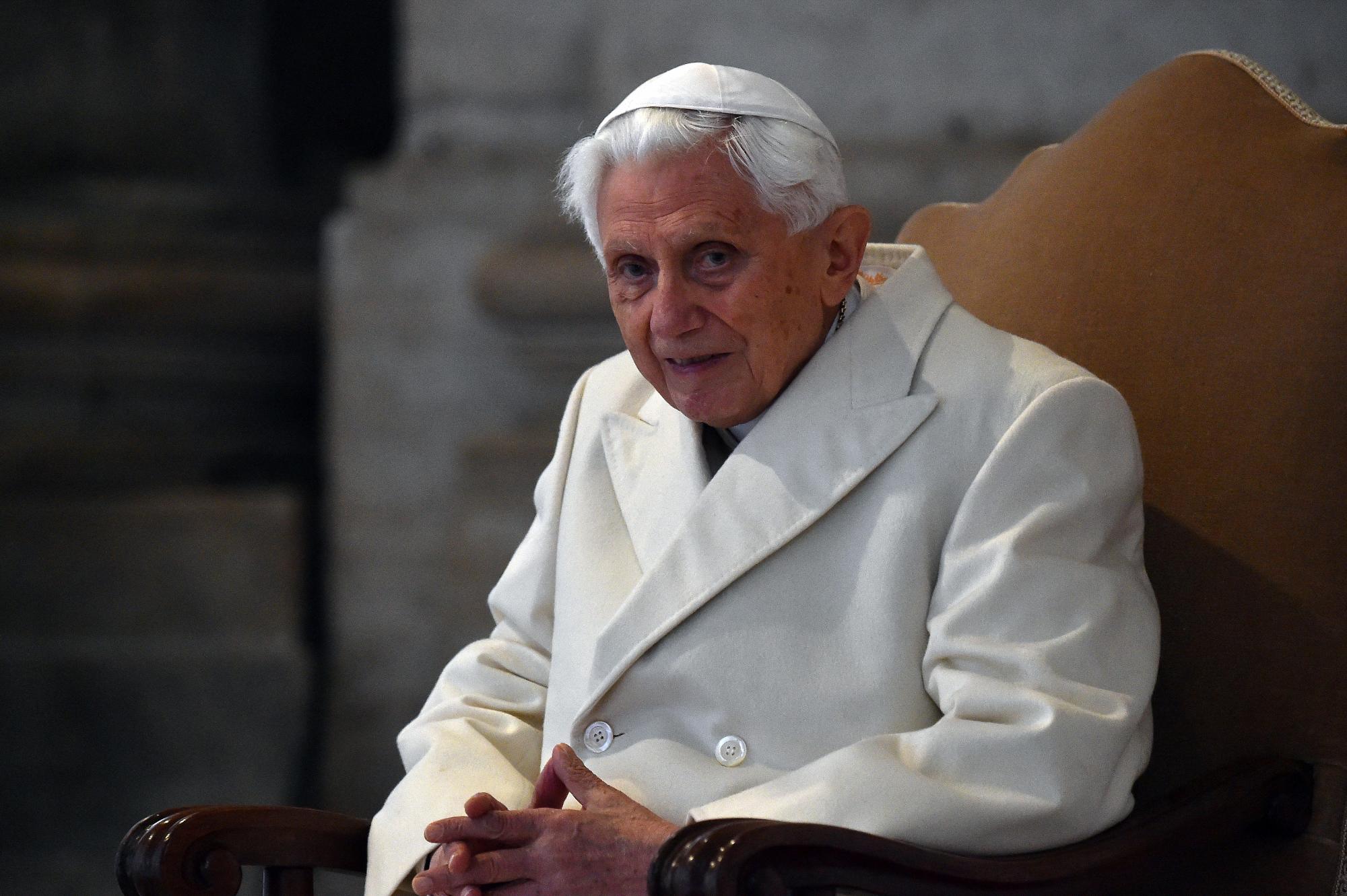 El papa Emérito Benedicto XVI aparece en la basílica de San Pedro en el Vaticano en una fotografía de 2015.
