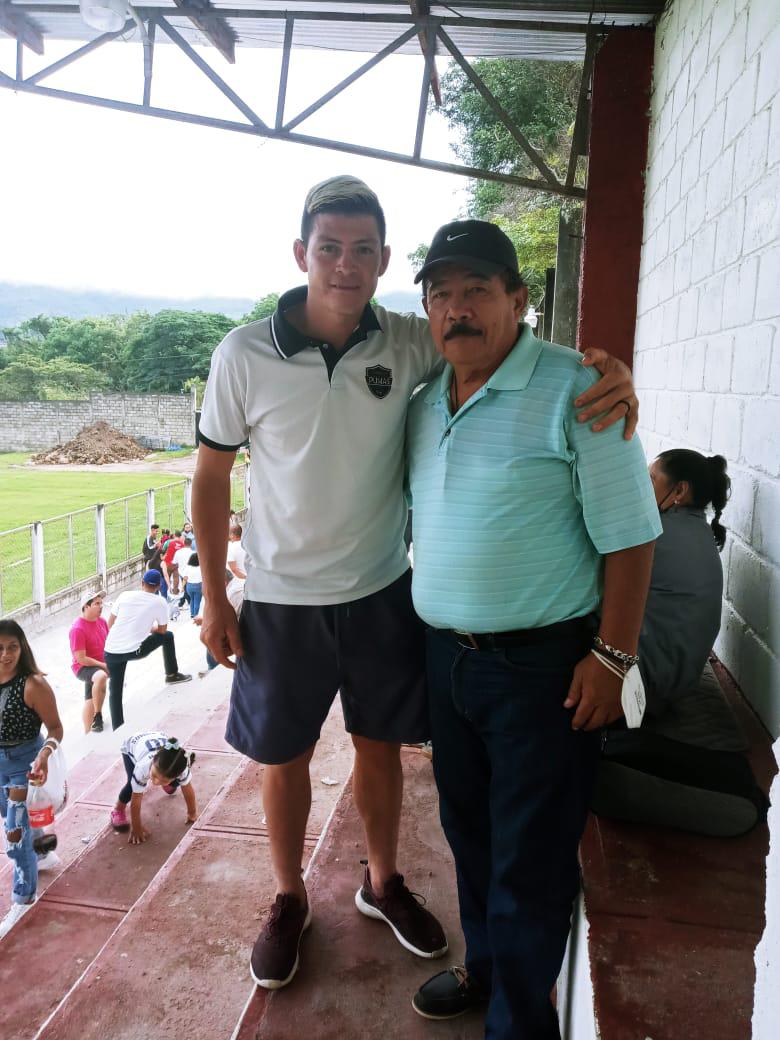El profesor Aquiles Medina junto a Francisco Martínez, nuevo jugador del Marathón.