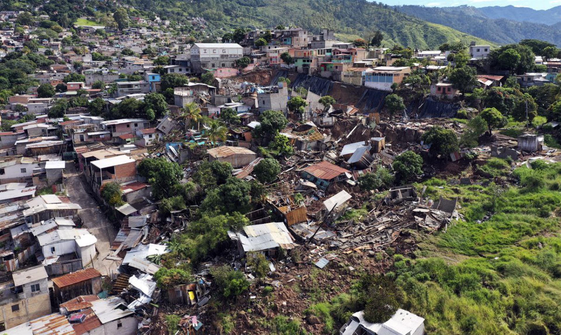 Vista aérea de casas que fueron destruidas por una falla geológica que se activó por las constantes lluvias, en diferentes barrios de la ciudad de Tegucigalpa (Honduras).