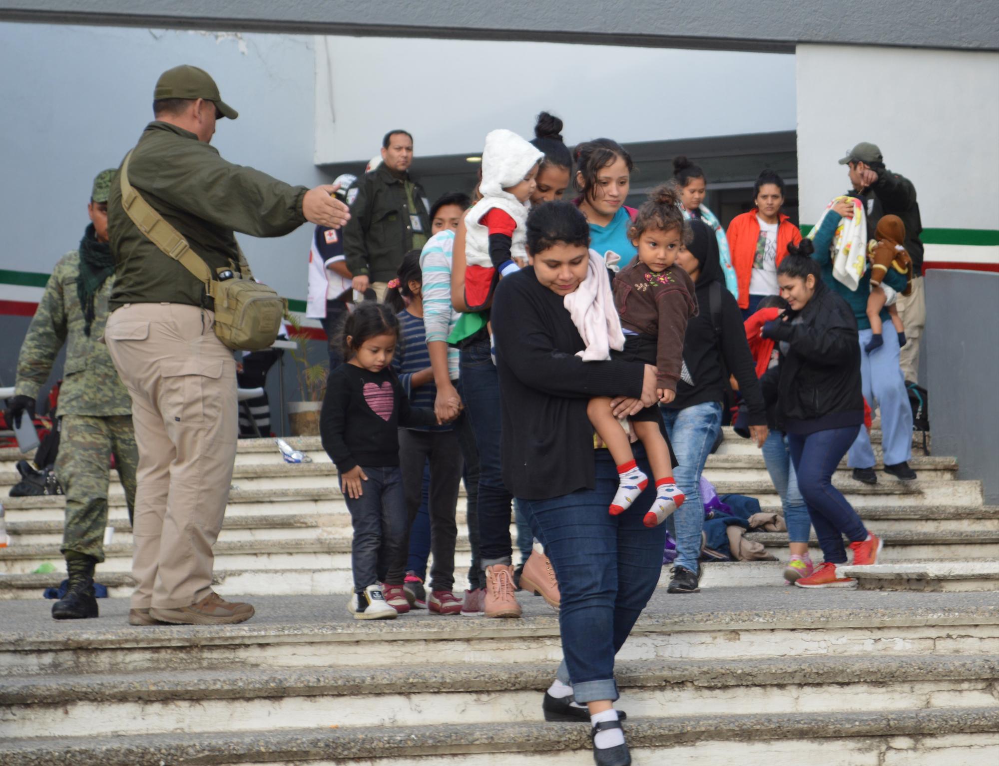 Personal del Instituto Nacional de Migración de México conduce a un grupo de inmigrante en Tamaulipas (México).