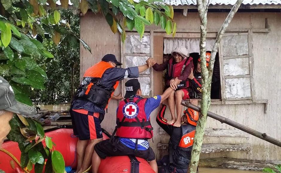 Personal de la guardia costera evacuando a los residentes locales de sus casas inundadas en la ciudad de Panitan, provincia de Capiz.