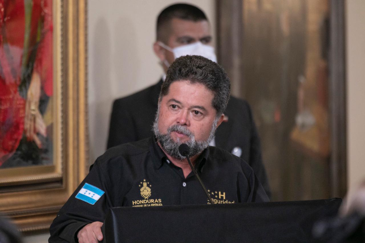 Ramón Sabillón, titular de Seguridad, disertando en la conferencia de prensa.