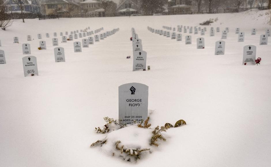 Una vista de la lápida de George Floyd bajo una fuerte tormenta de nieve en el cementerio Say Their Names.