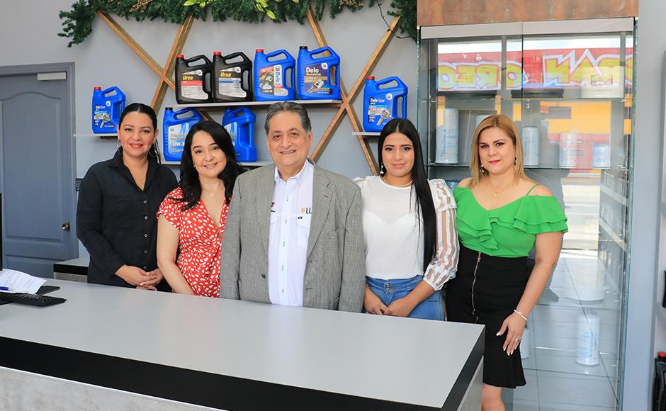 Personal de Lubrishop listo para atender a los clientes en la nueva tienda en San Pedro Sula.