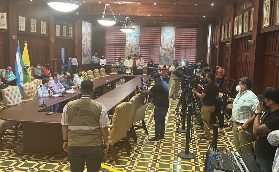 Representantes de la Corporación Municipal brindaron una conferencia de prensa para aclarar el motivo de los múltiples despidos.