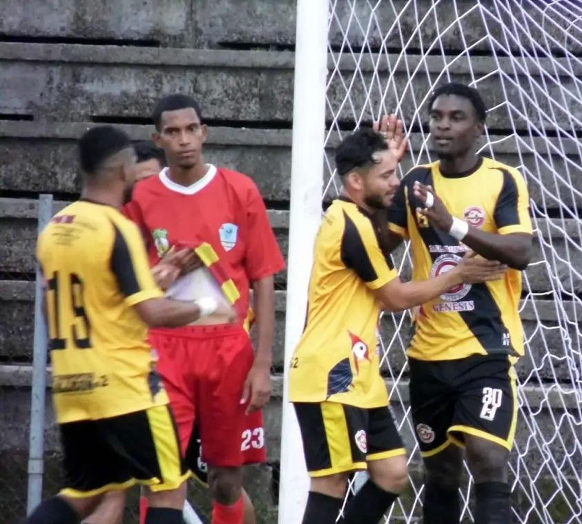 Editson Mina festeja con sus compañeros uno de los goles que marcó ante Buenaventura.