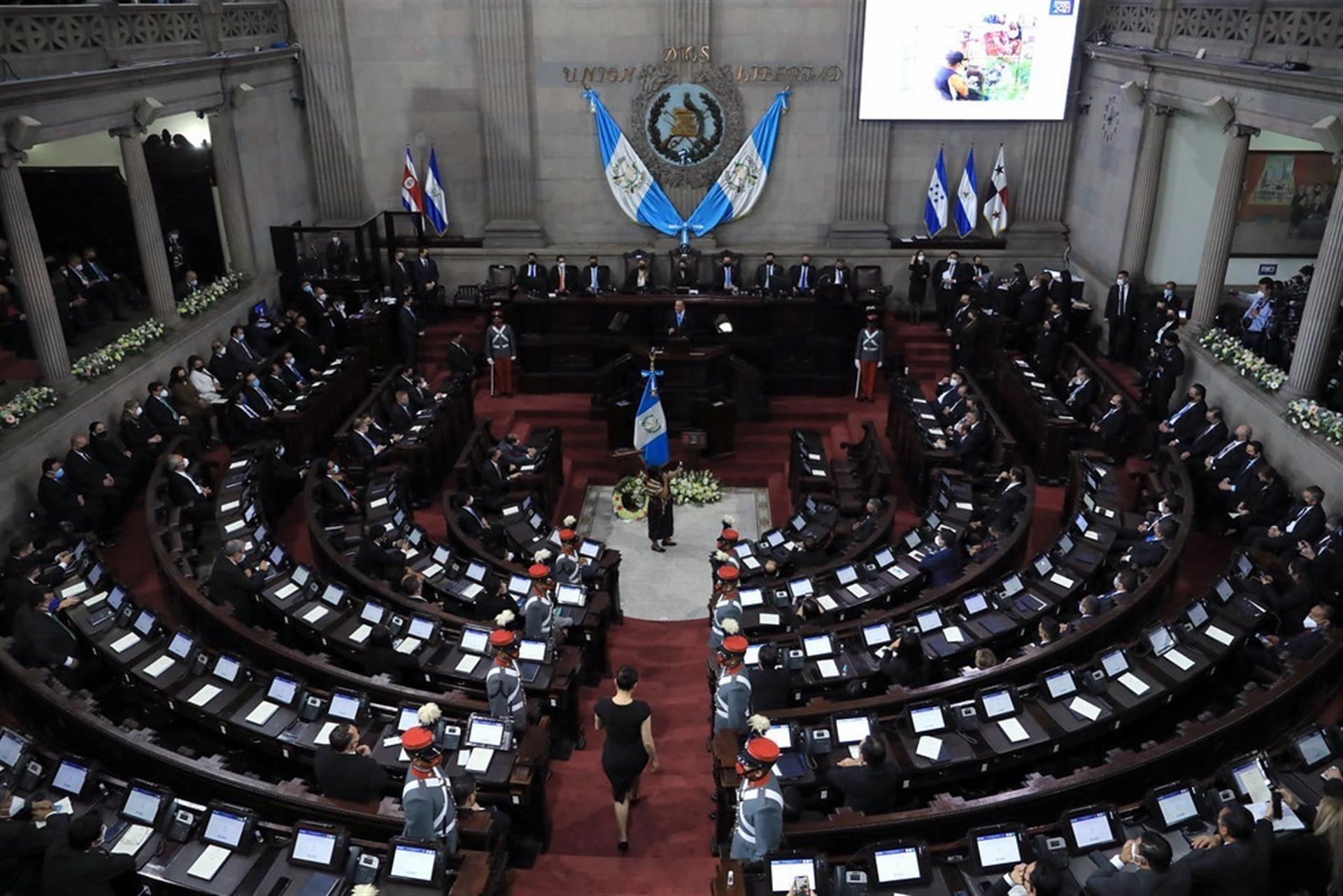 Alejandro Giammattei (c), mientras presenta su segundo informe de Gobierno ante el Congreso, el viernes 14 de enero de 2022. Fotografía: EFE/SCSPR Guatemala.
