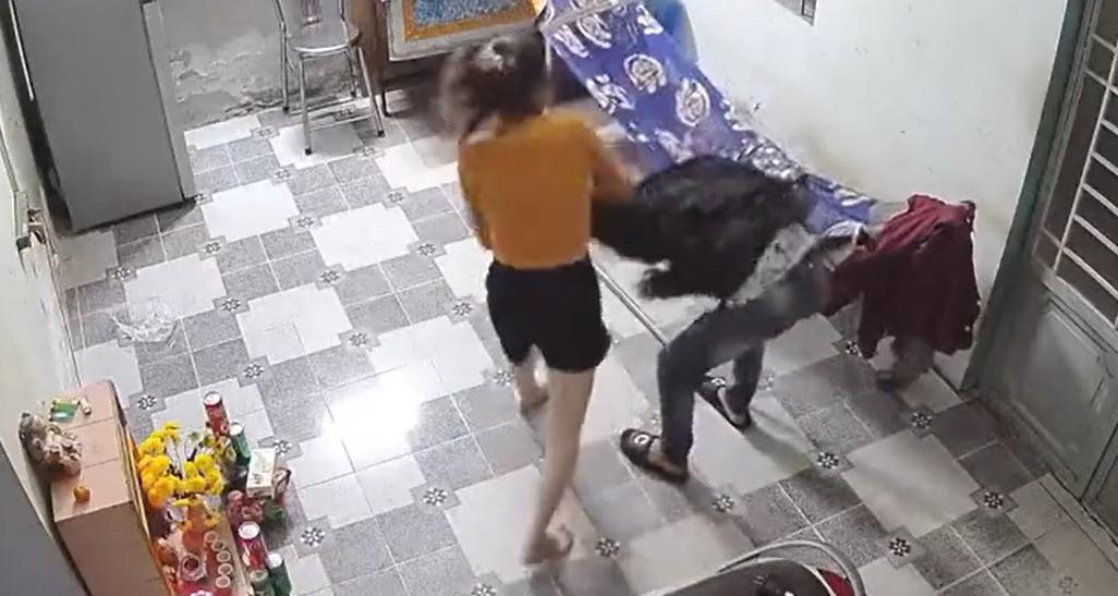 Video: Mujer le da tremenda paliza a su esposo por no sacar la basura