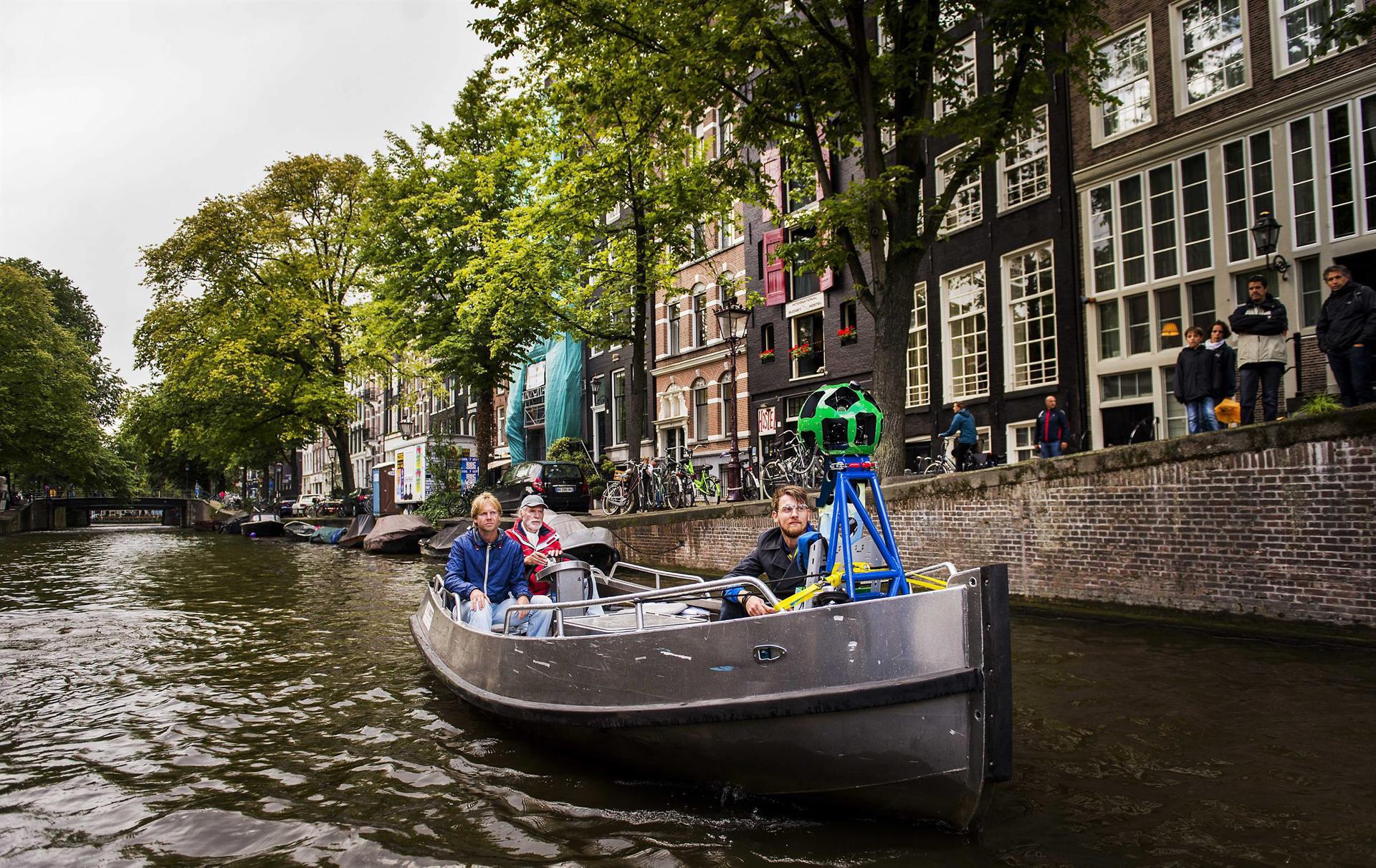 En la imagen de archivo, un bote lleva la cámara de 360-grados de Google por los canales de Amsterdam.
