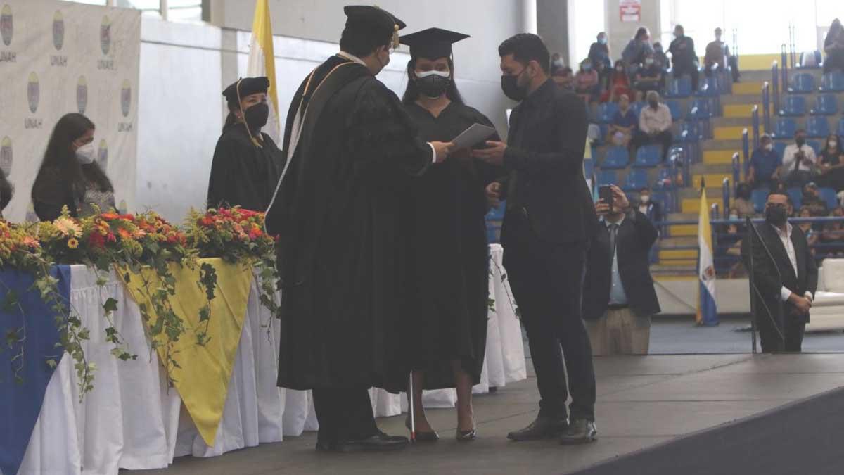 Con mucho orgullo Lorena Herrera participó de los actos de graduación.