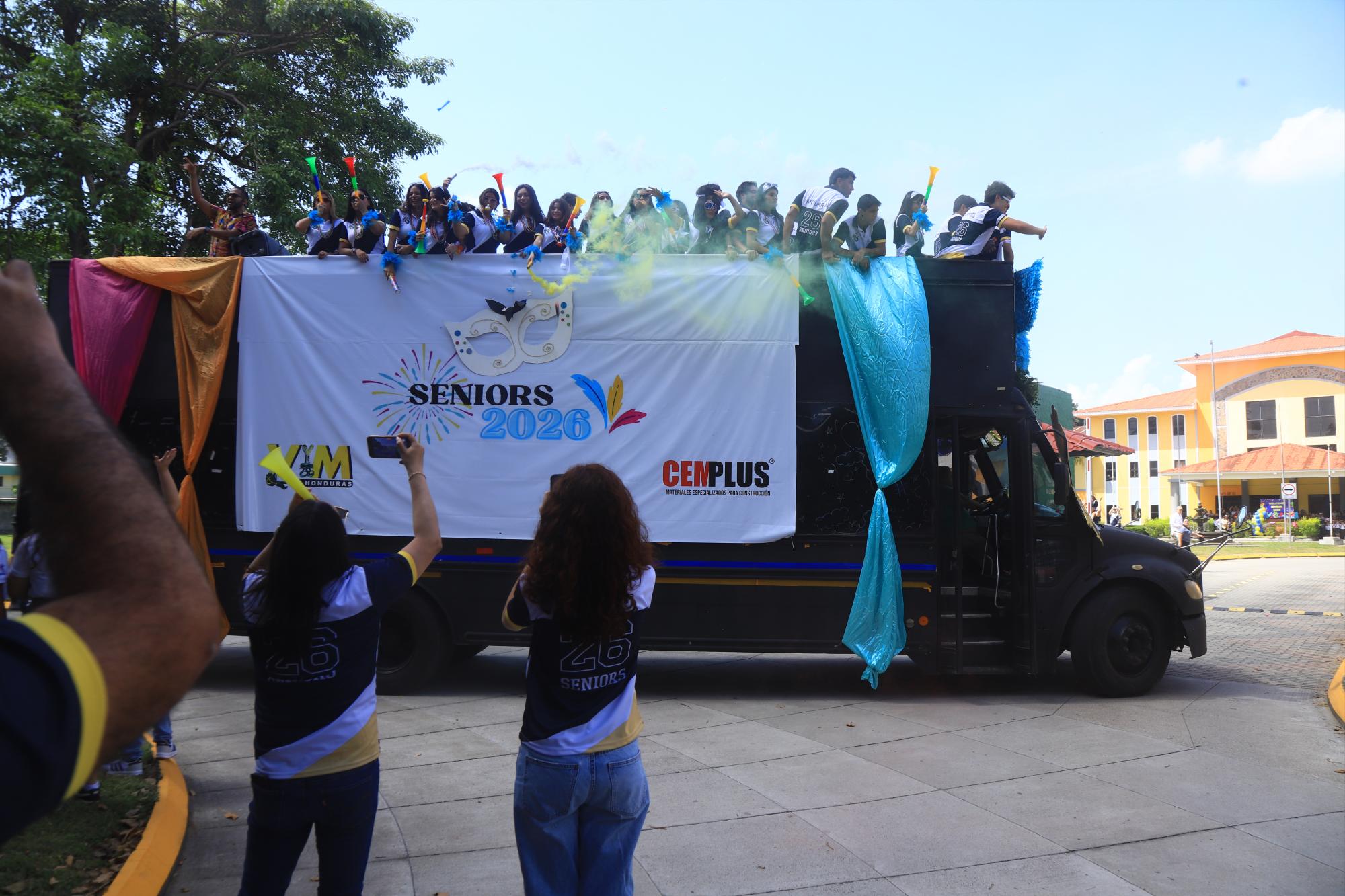 Seniors de la Western International festejan su entrada triunfal