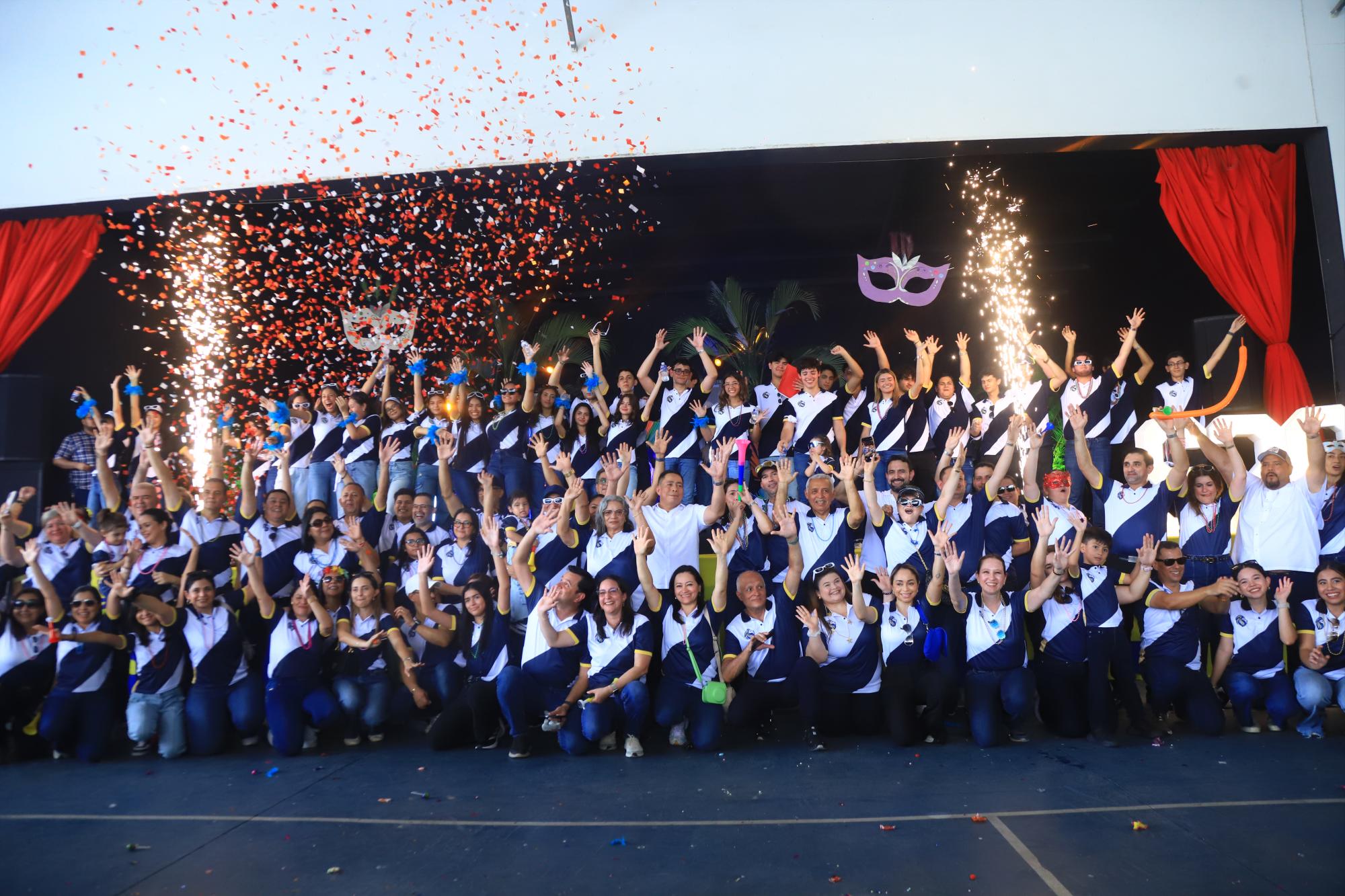 Seniors de la Western International festejan su entrada triunfal