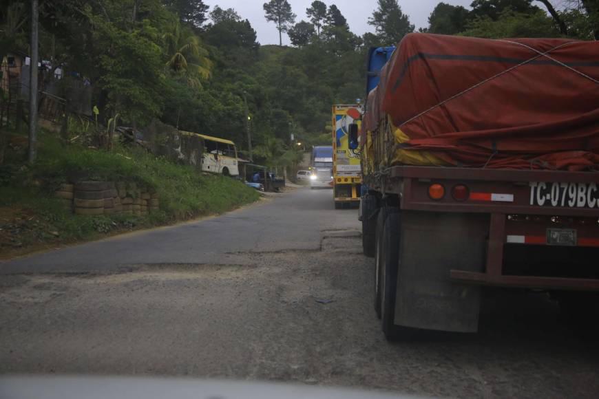 La carretera está plagada de baches entre La Entrada, Copán, y San Pedro Sula, Cortés.