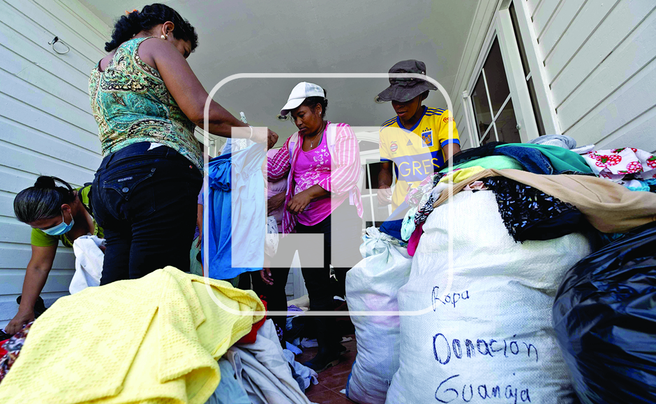 Organizaciones como Adra ayudan con ropa y alimentos a los afectados en cayo Bonacca. Unas pocas familias hacen reparaciones.