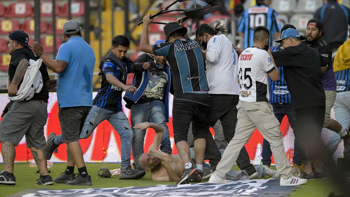 Aficionados del Querétaro agredieron a hinchas del Atlas en partido del fútbol mexicano.