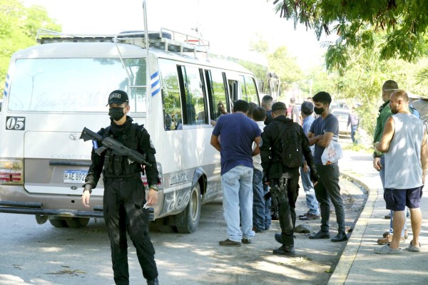 Efectivos de la Policía Militar y la Policía Nacional se apostaron en calles de los sectores Rivera Hernández y la Satélite donde ejecutaron registros a buses y vehículos particulares.