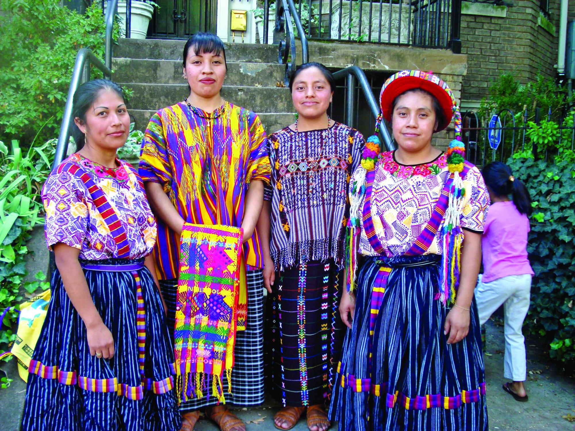 González explicó que puede hacer los cortes de los trajes típicos guatemaltecos y los venden.