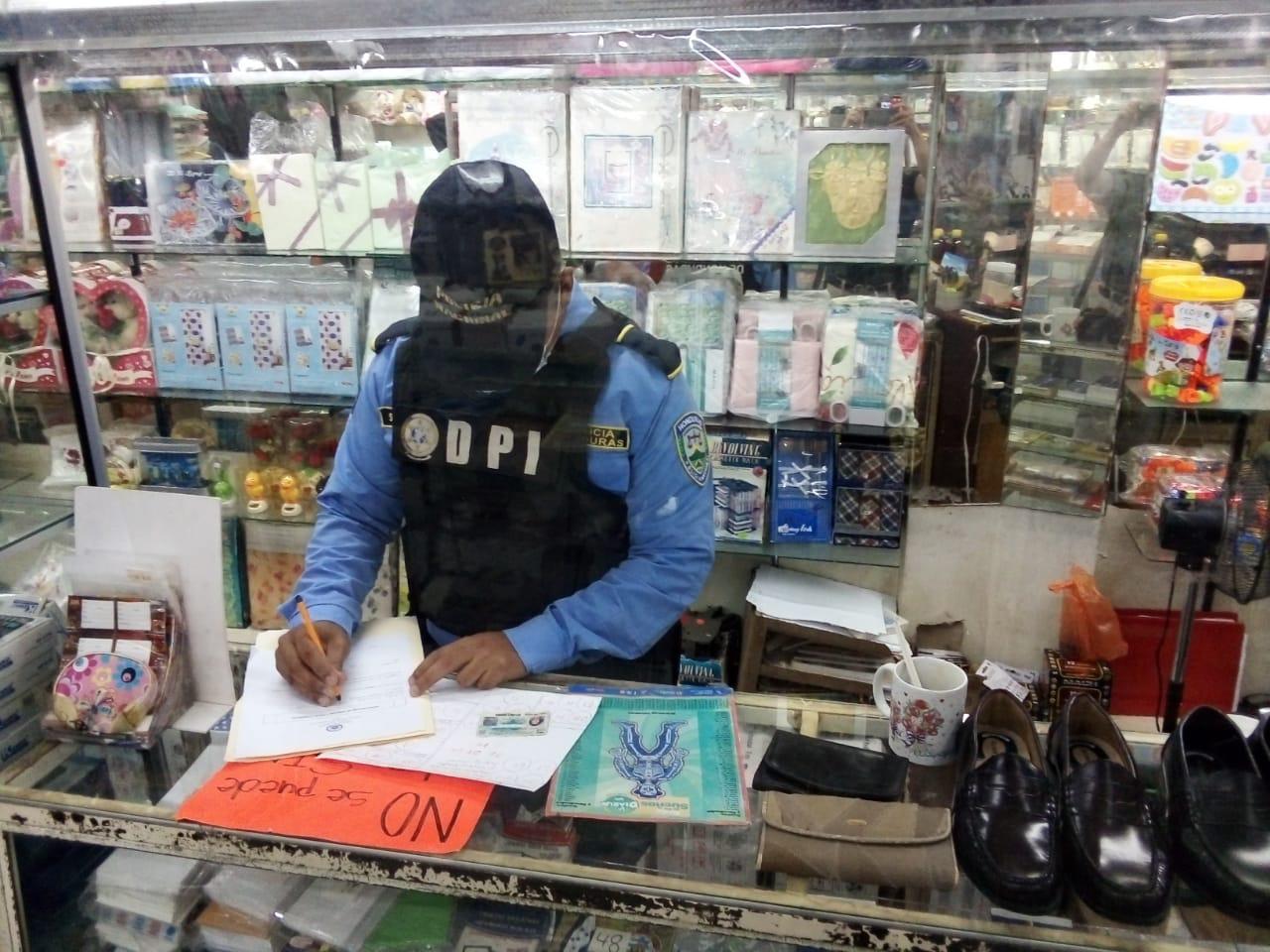Inspección policial en el comercio limeño de la exalcaldesa.