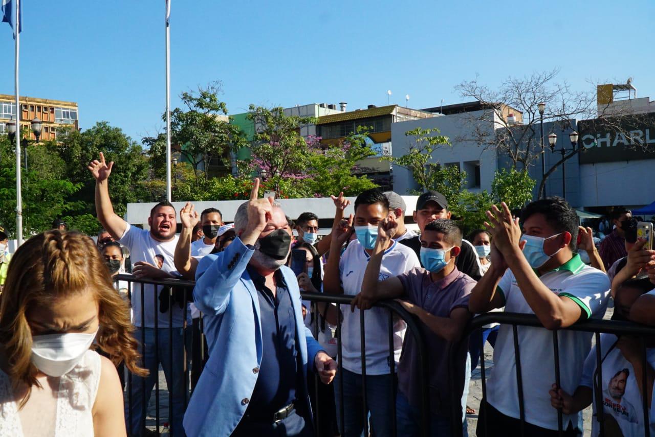 La llegada de Roberto Conteras al palacio municipal.