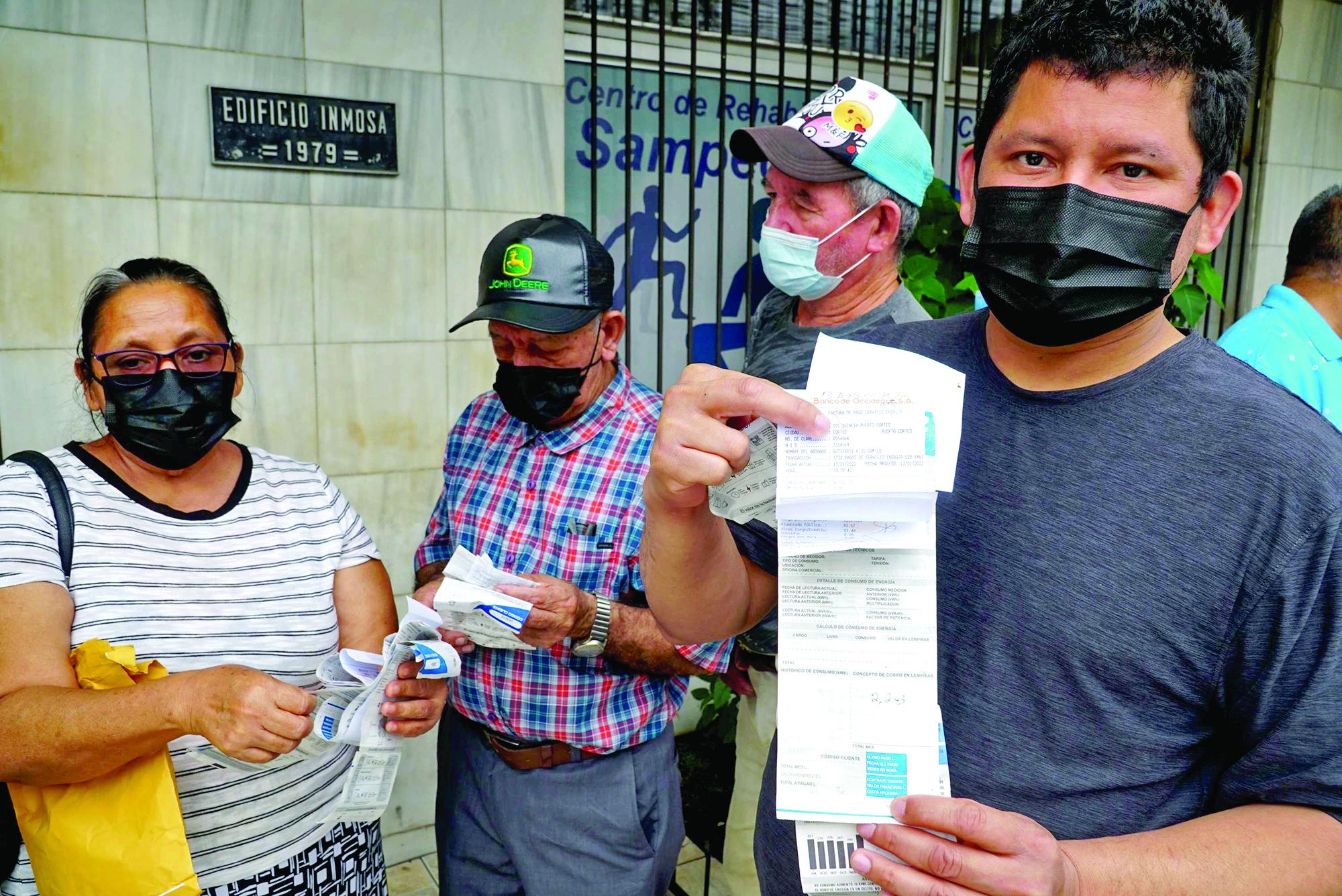 Abonados mostraron su descontento a inmediaciones de las oficinas de la EEH en San Pedro Sula.