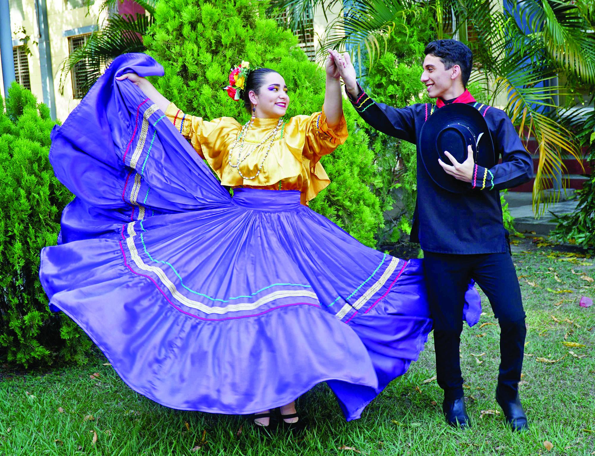 <b>Balarines.</b> Erika Martínez y Miguel Ángel Alvarado ejecutarán varias piezas de folclor hondureño en el festival Danzpare juvenil de Panamá.
