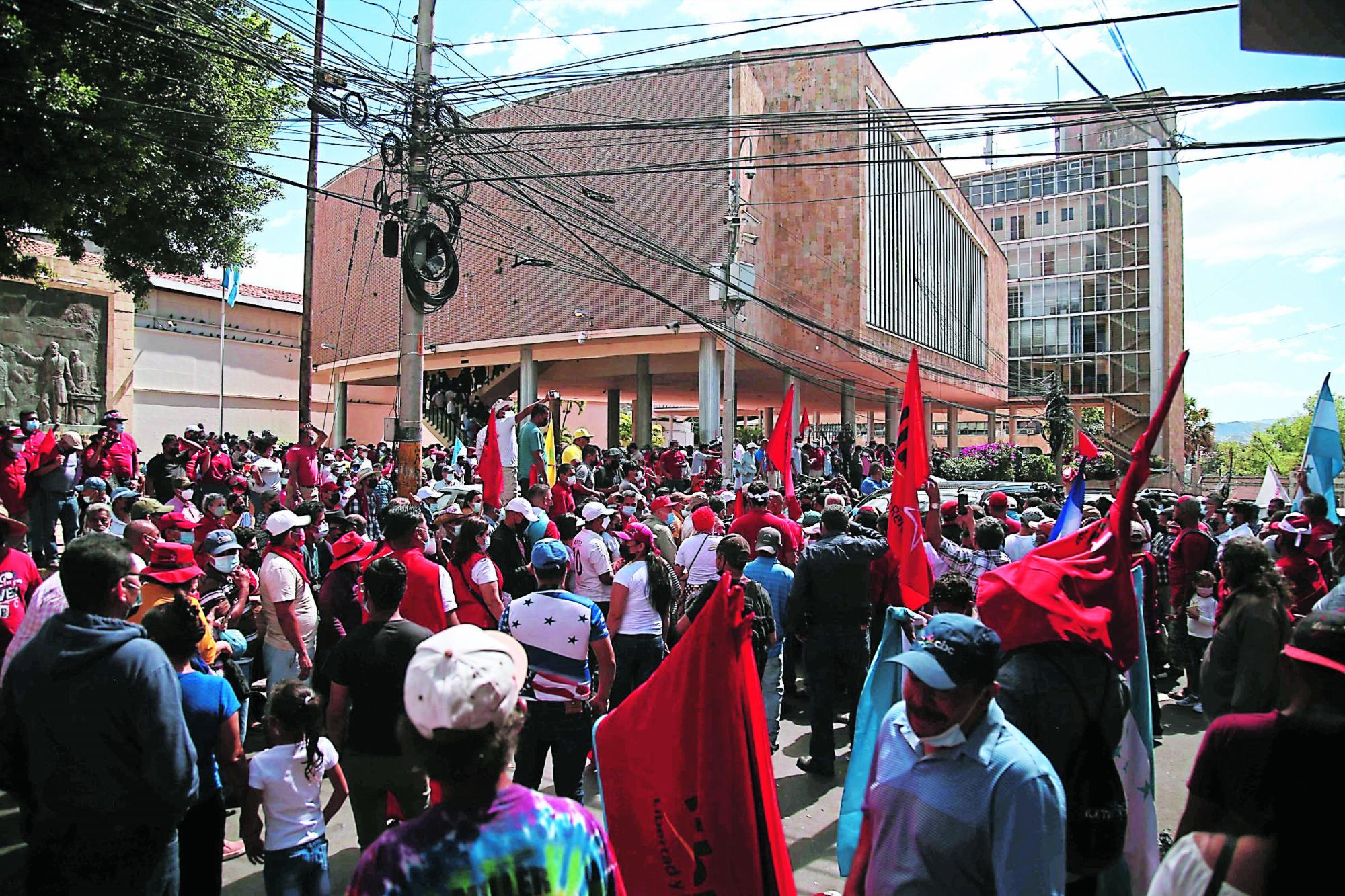Adeptos a Libre abarrotaron los bajos del Congreso Nacional en Tegucigalpa, en señal de protesta.