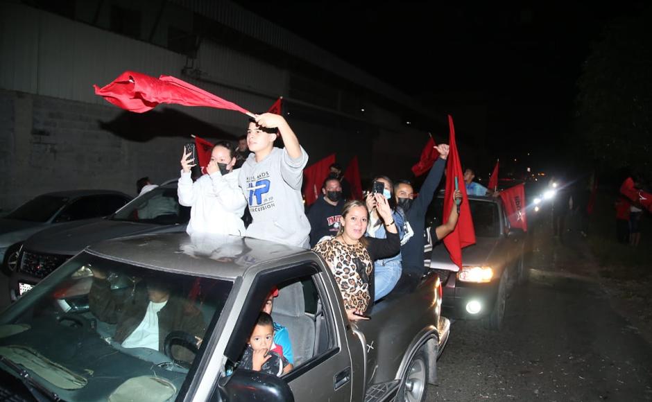 Simpatizantes de Libre salieron a las calles para celebrar el tirunfo parcial de Xiomara Castro.