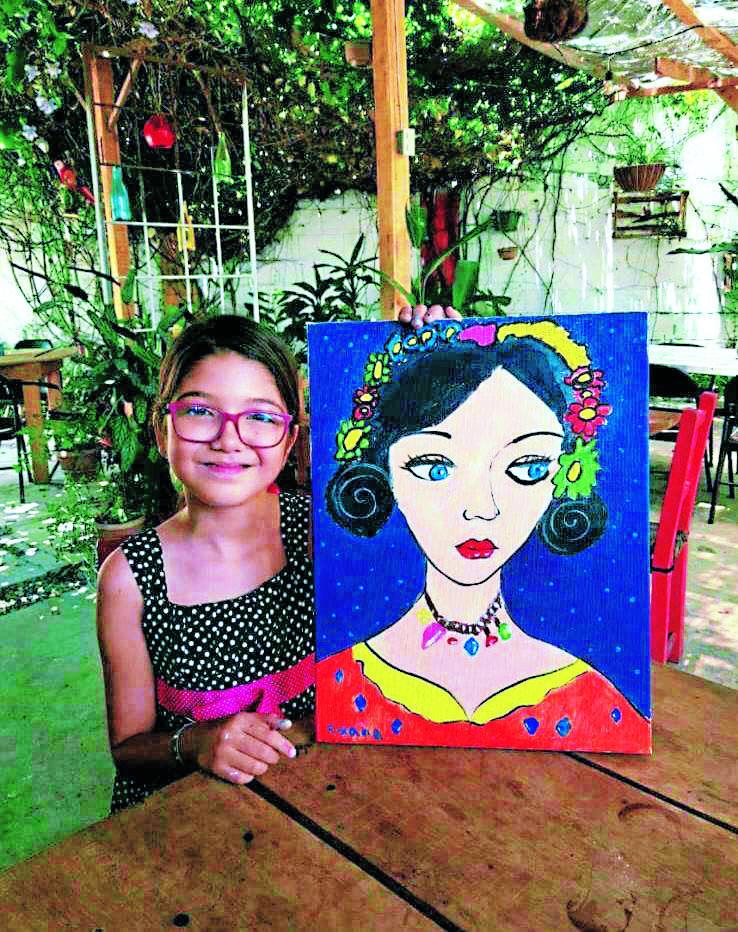 La joven artista comenzó a recibir clases de pintura a sus 10 años. De niña solía dibujar caricaturas.