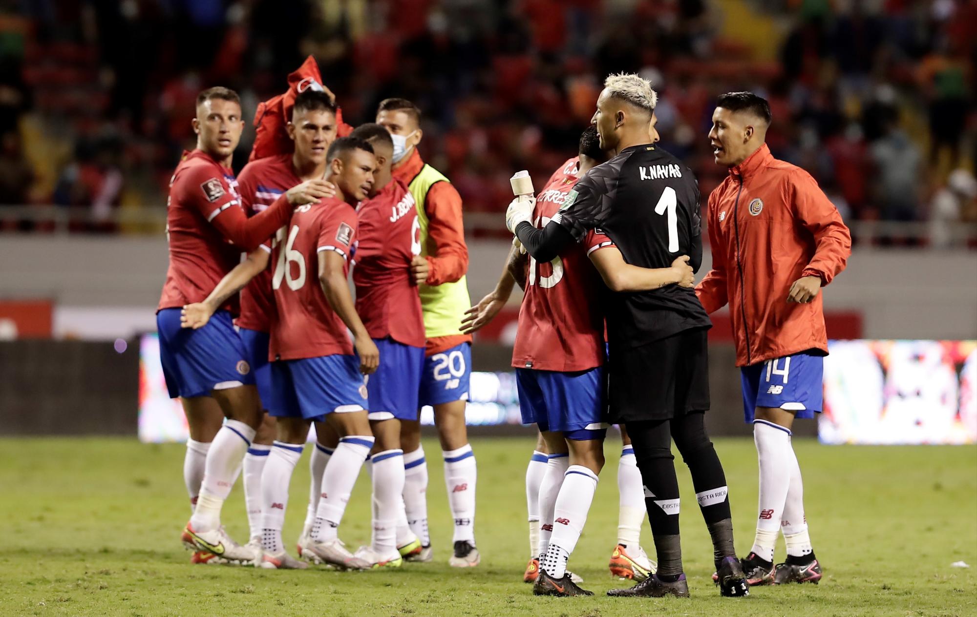 Costa Rica festejando el triunfo de oro que lograron ante Honduras.