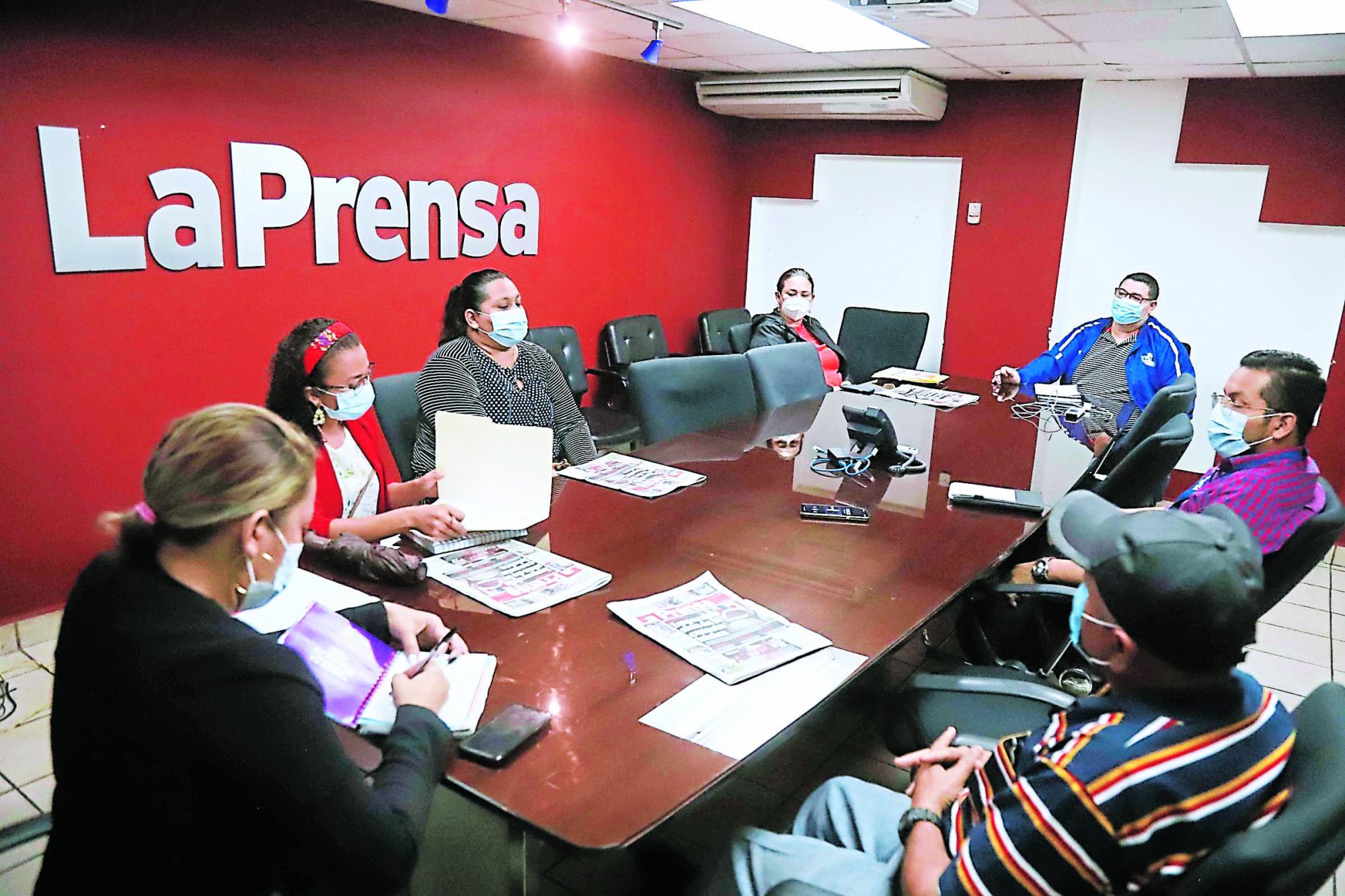 Directores escolares reunidos con el equipo de La Prensa en la sala de redacción de este rotativo.