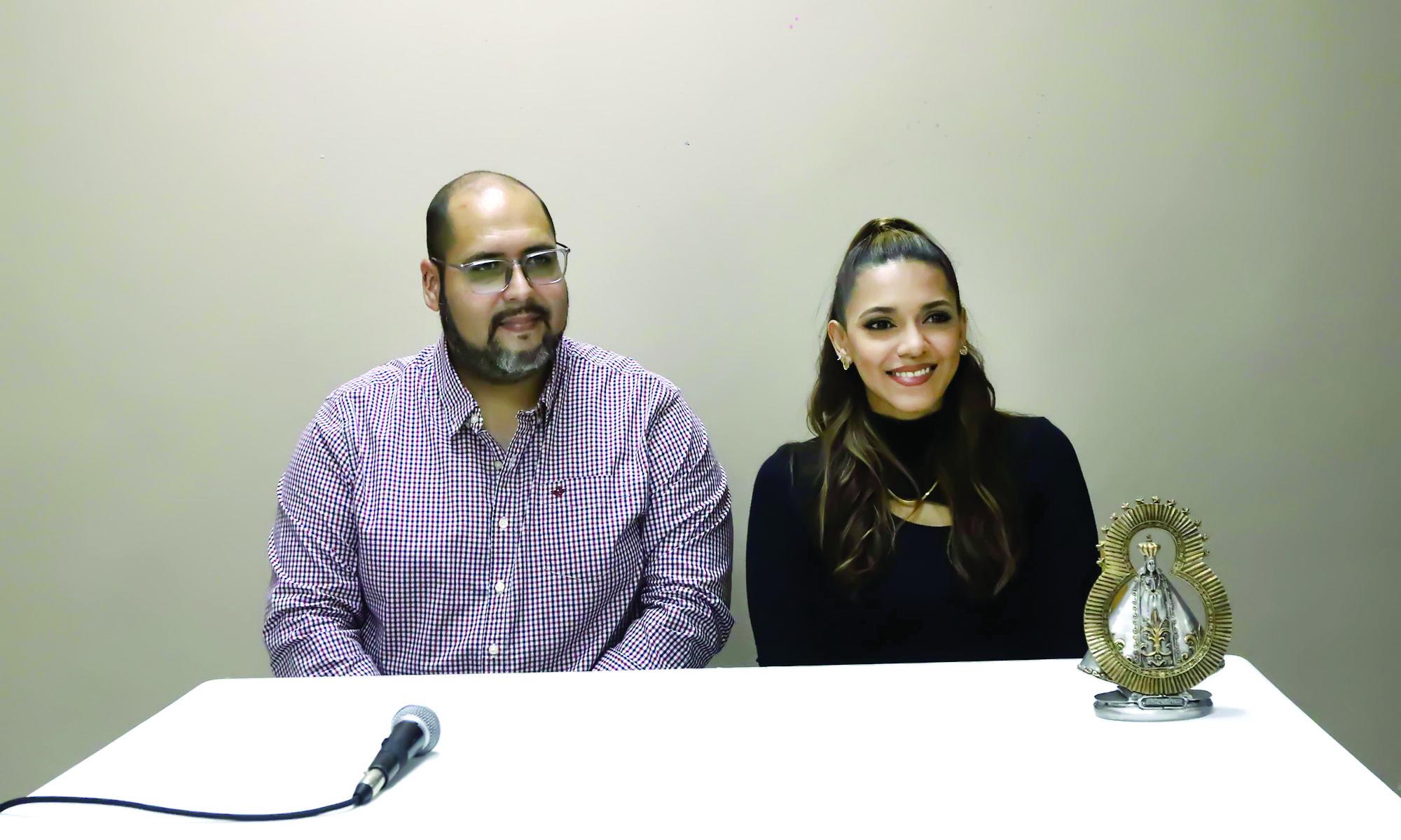 La artista junto al productor puertorriqueño Rafael Carrasquillo durante la conferencia de prensa ofrecida para el lanzamiento de ‘Valiente’ en radio Luz.