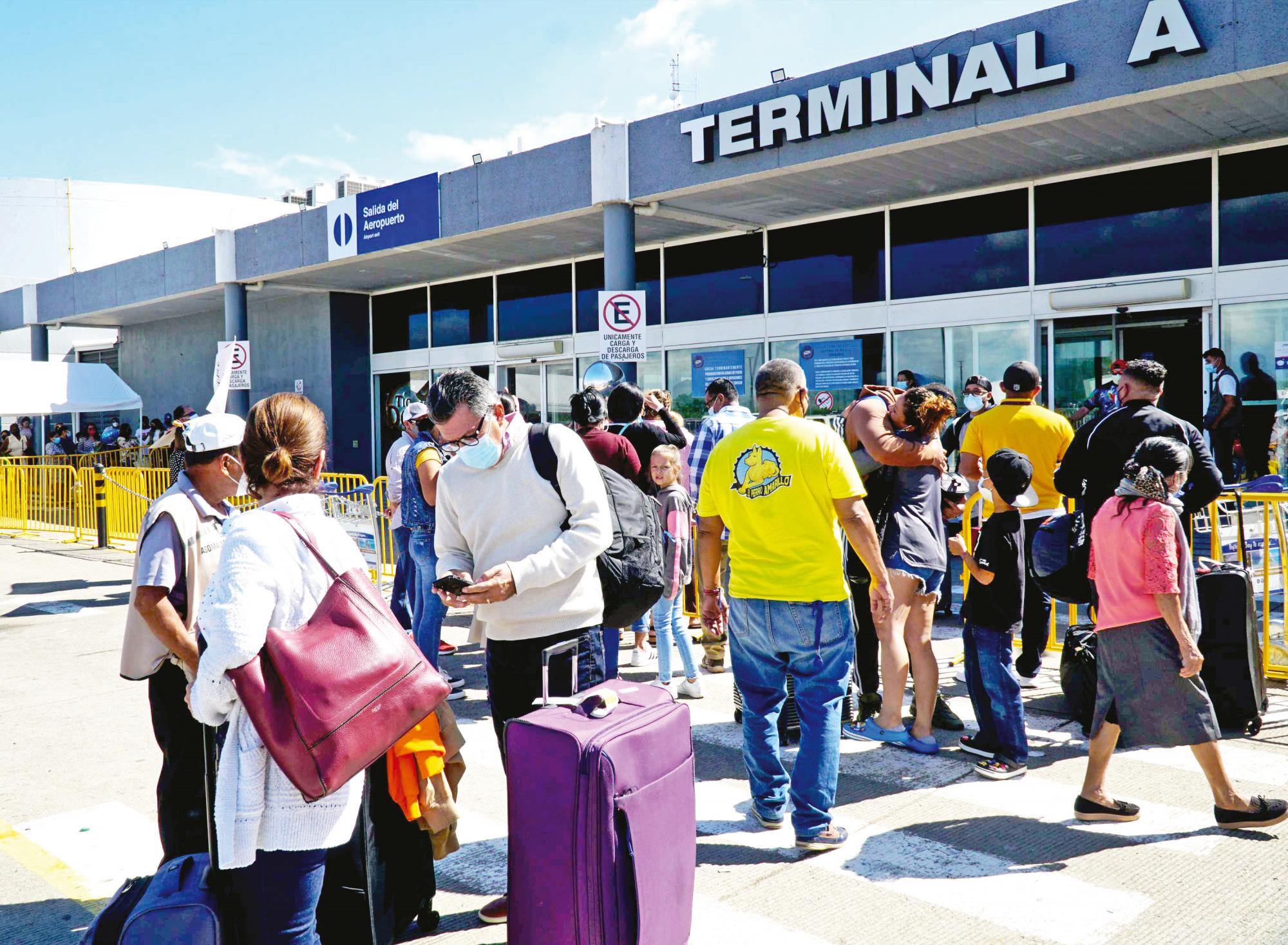 En el aeropuerto internacional Ramón Villeda Morales la concurrencia de viajeros se incrementó ayer, en estos días más de 1,500 personas han circulado.