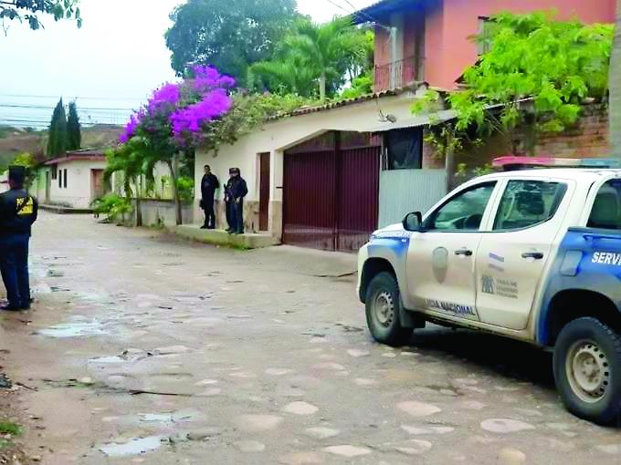 Efectivos de seguridad resguardaron las residencias de Hernández en Gracias, Lempira, su ciudad natal.