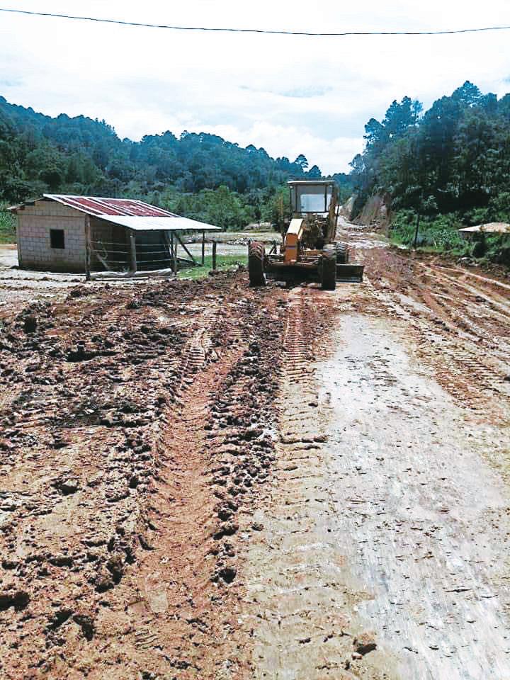 Aún sin fondos, gobierno dice que arreglará vías en Lempira