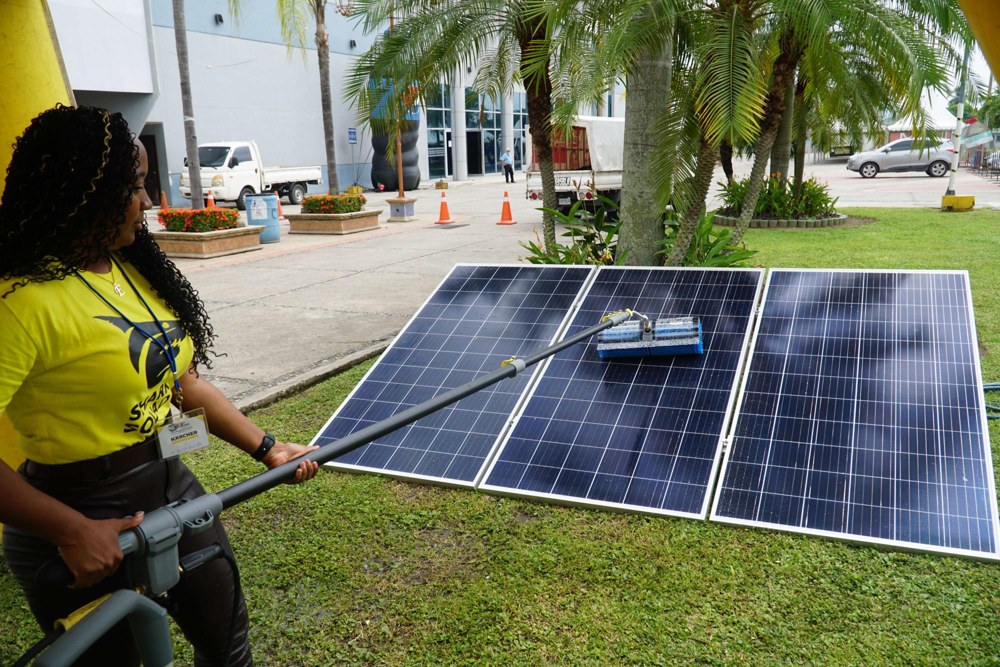Más de 50 empresas nacionales y extranjeras expusieron productos y materia prima sobre energía renovable como paneles solares, además de extractores de aire de pared e industriales.