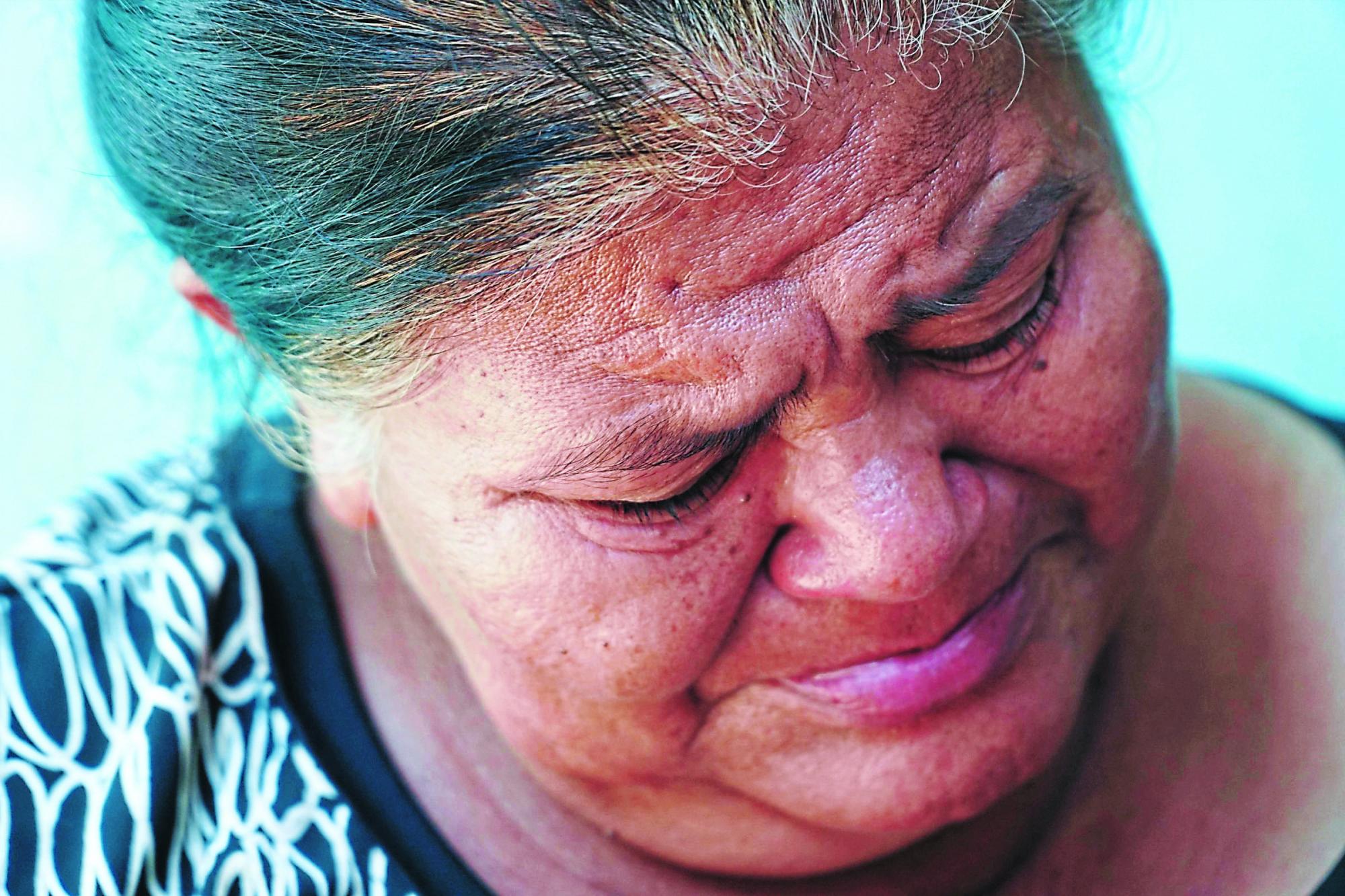 María Argueta llora a su amado hijo Óscar Argueta, quien es otra de las víctimas del naufragio en México.