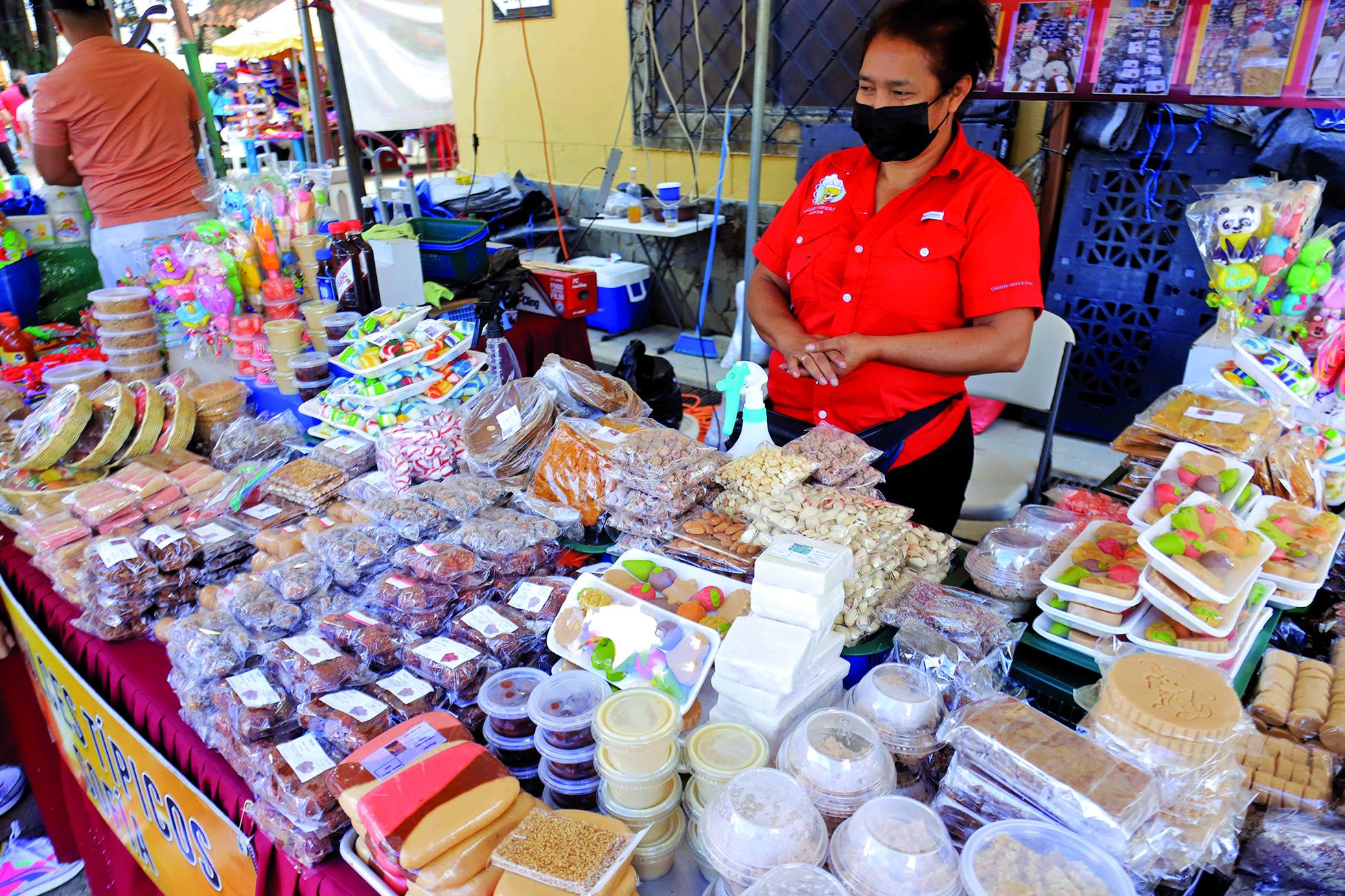 Una emprendedora participa con su negocio de dulces típicos en una feria. Foto: Melvin Cubas.