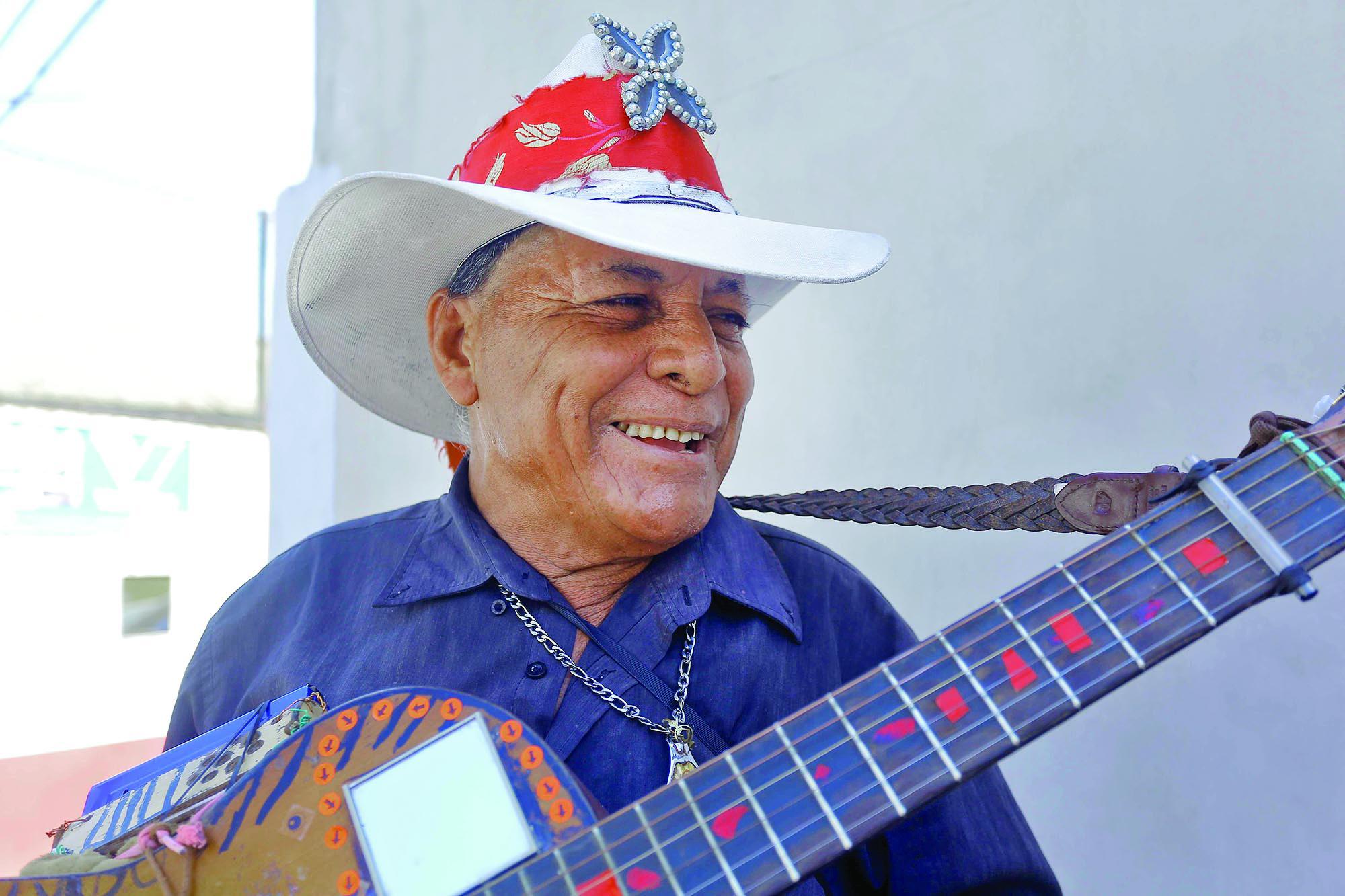 Esposos se ganan la vida cantando en las calles de San Pedro Sula