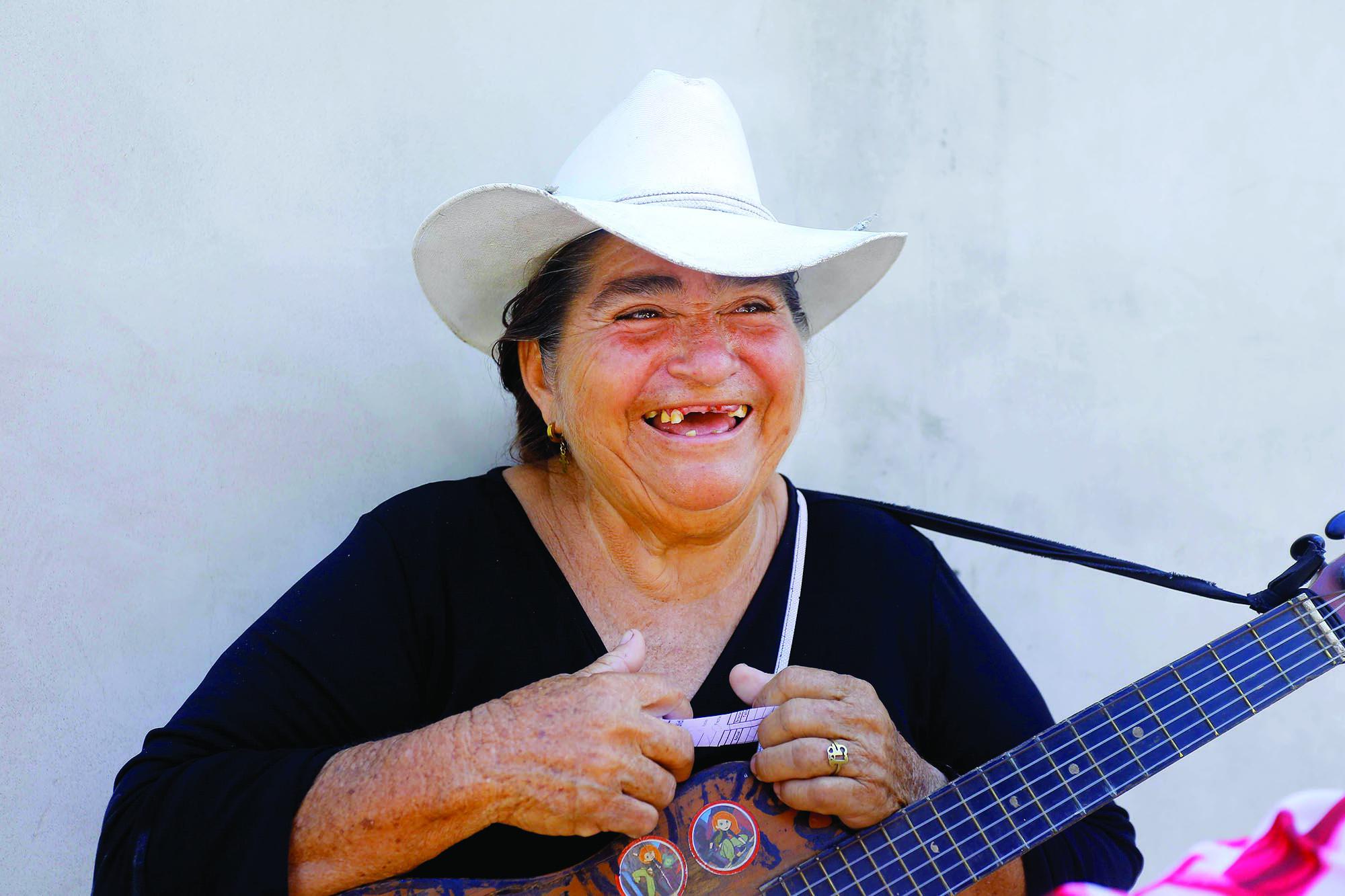 Esposos se ganan la vida cantando en las calles de San Pedro Sula