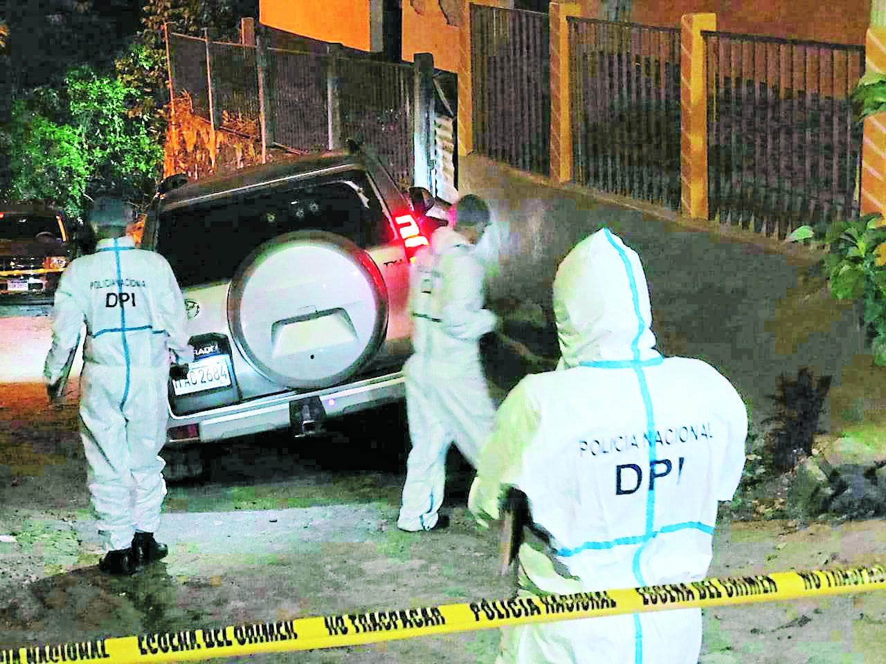 La Dirección Policial de Investigaciones (DPI) inspeccionó la escena del crimen.