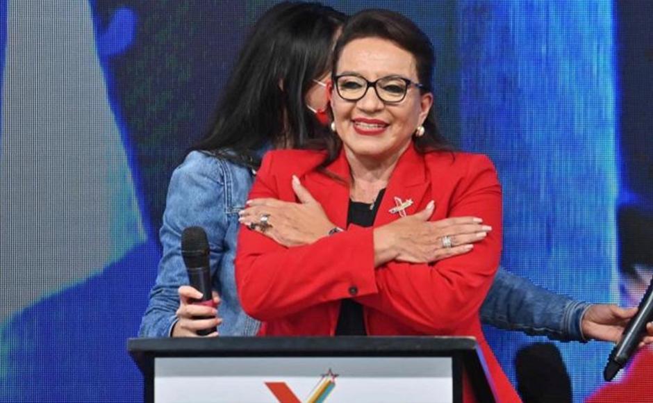 Xiomara Castro declarándose ganadora de las elecciones presidenciales horas después de las votaciones y primeros escrutinios.