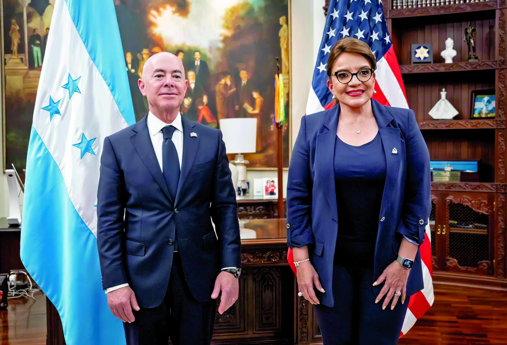 Mayorkas junto a la presidenta Xiomara Castro.