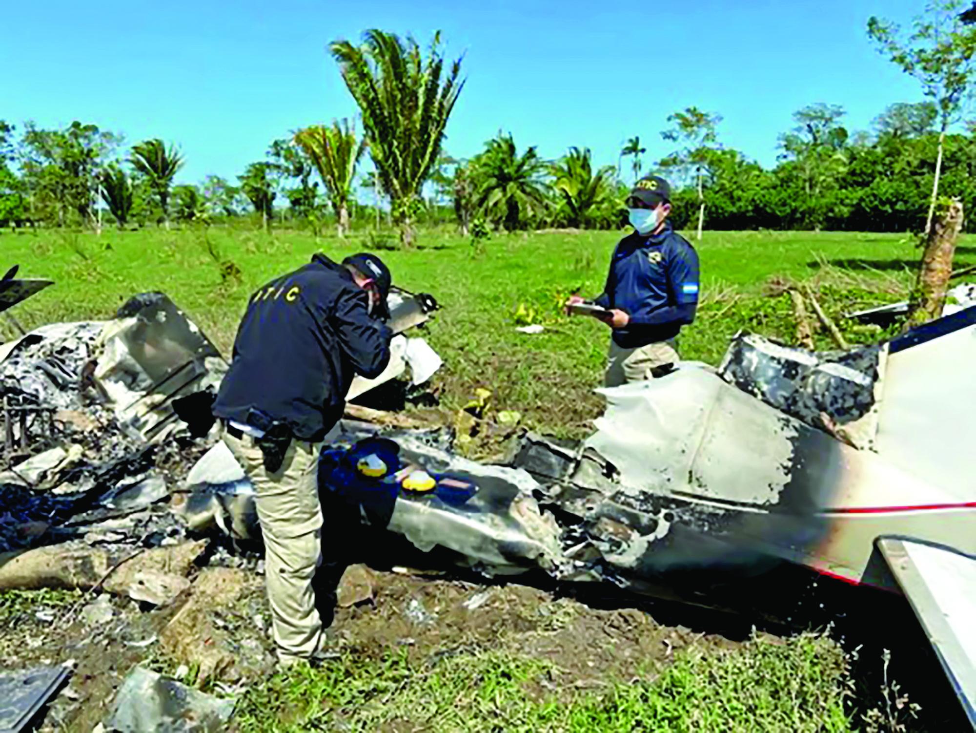 Una aeronave incinerada el 26 de febrero de 2021, en Iriona, Colón.